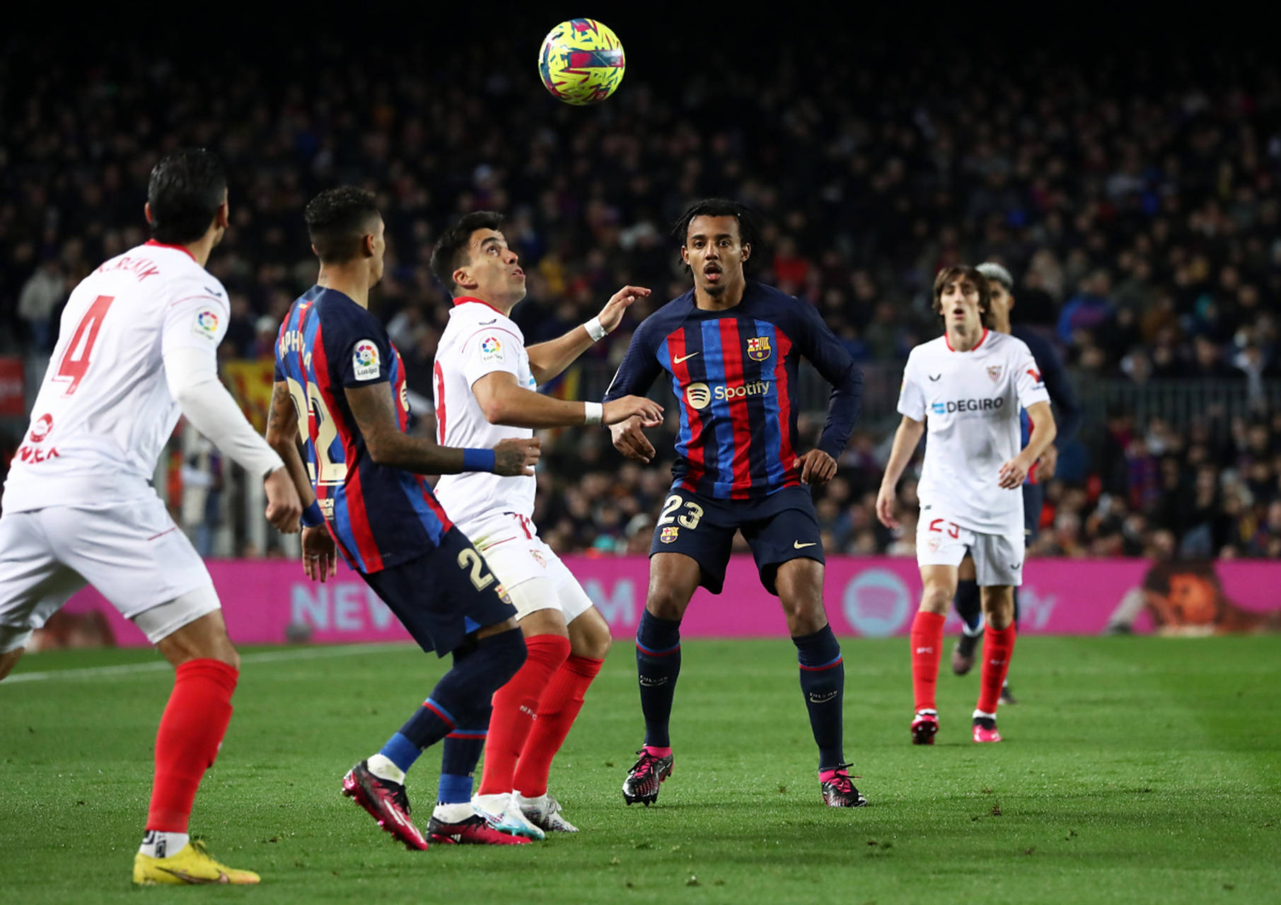 开云-德布劳内焦点对战，Faker与30激战巴塞罗那分钟，战术调整胜负难料！比赛高潮迭起(德布劳内前女友卡洛琳现状)