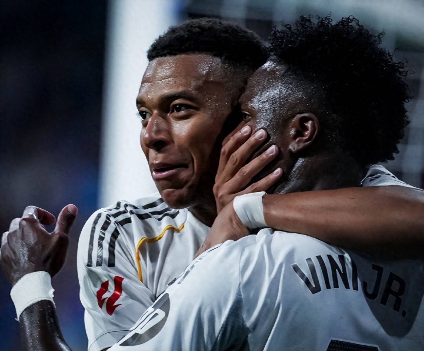 开云电竞-包含姆巴佩回归赛场，战术调整首场状态亮眼，瑞士队观众沸腾！的词条